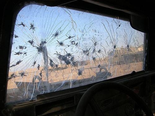   Loại kính chống đạn này gồm 2 lớp rõ rệt. Lớp bên ngoài là vật liệu giòn, giúp hấp thụ động năng của viên đạn trong khi lớp vật liệu linh hoạt bên trong ngăn đạn xuyên qua. Khi bắn theo chiều ngược lại, viên đạn sẽ dễ dàng xuyên qua lớp vật liệu linh hoạt trước khi phá vỡ vật liệu giòn, bay về phía đối phương.