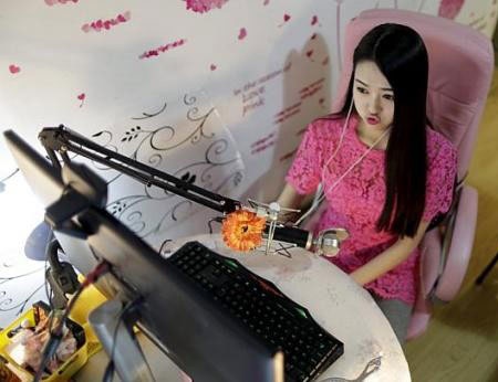 Thu nhap hang nghin USD cua nu tiep vien online Trung Quoc hinh anh