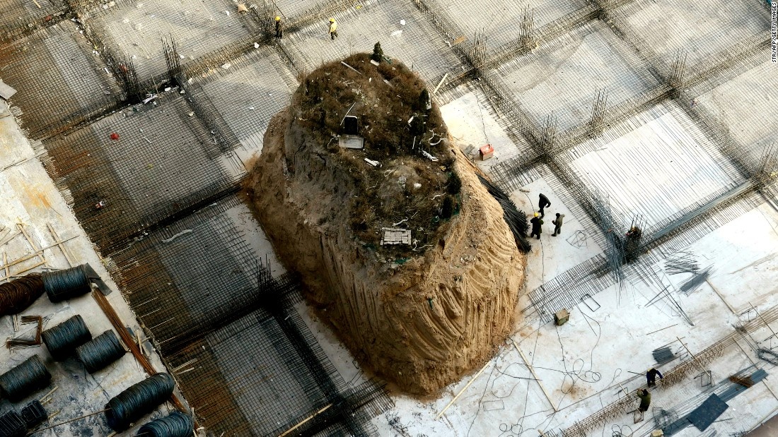 Nhung ngoi nha ky di giua duong pho Trung Quoc hinh anh