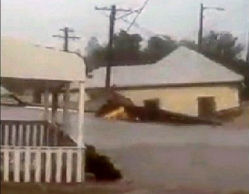 Nha troi theo lu trong tran bao lich su o Australia hinh anh