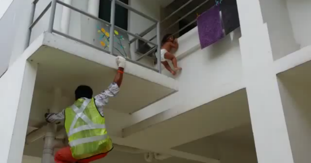 Giai cuu em be ket dau ngoai ban cong hinh anh