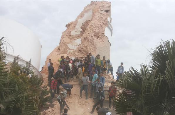 Tim thay 180 thi the duoi toa thap do vi dong dat Nepal hinh anh