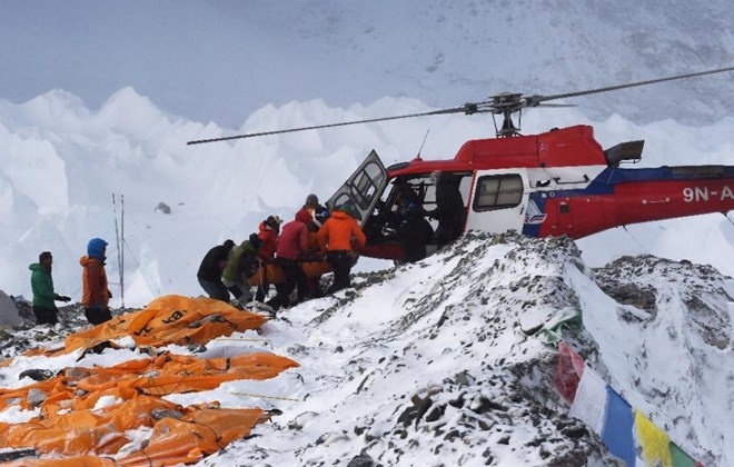 Trực thăng đưa người leo núi rời dãy Himalaya. Ảnh: AFP