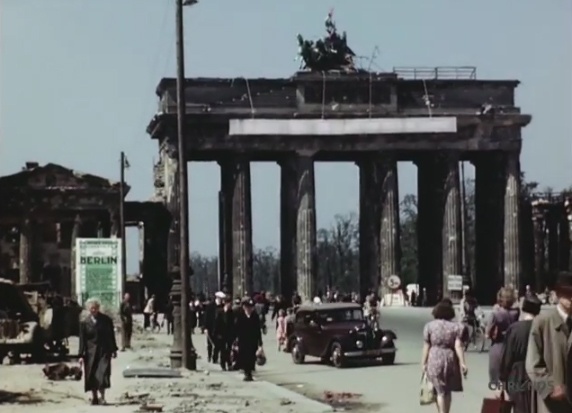 Thu do Berlin 2 thang sau khi Hitler dai bai hinh anh