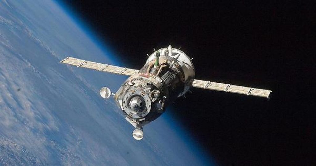 Tau vu tru Nga chay khi roi xuong trai dat hinh anh