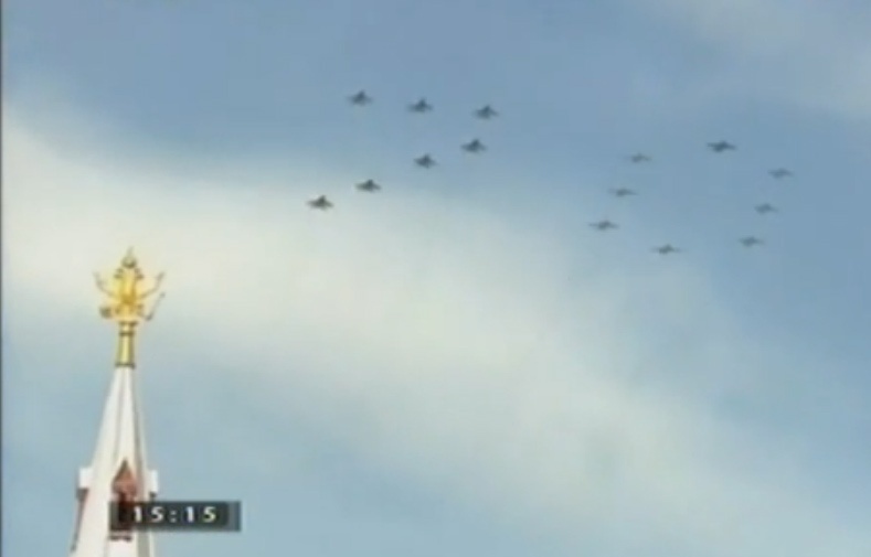 Phi doi bay trinh dien Nga 'lam xiec' tren bau troi Moscow hinh anh