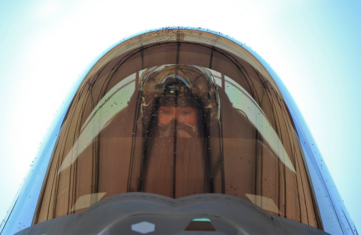 Nu phi cong My lai chien dau co tang hinh F-35 hinh anh