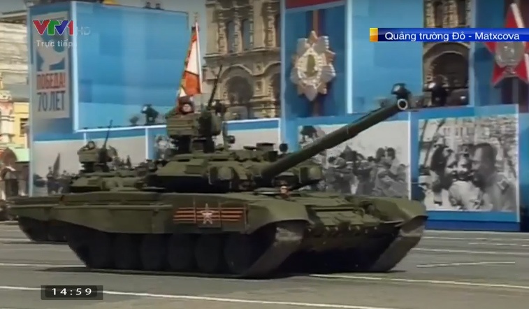 Xe tang Nga dieu qua Quang truong Do hinh anh