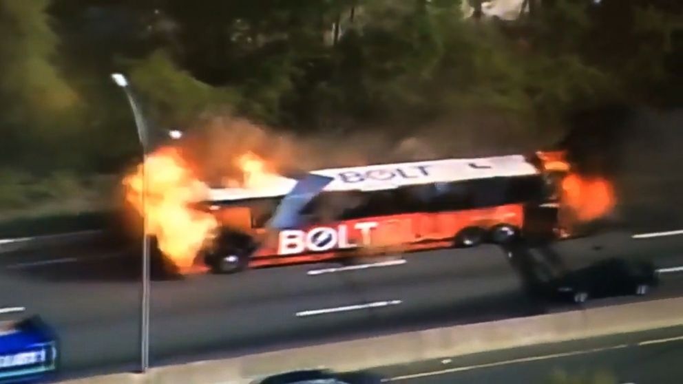 Xe buyt no tung tren duong cao toc My hinh anh