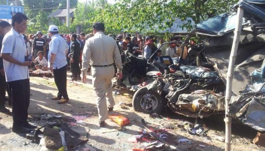 Xe VN va cham xe cho cong nhan Campuchia, 25 nguoi chet hinh anh