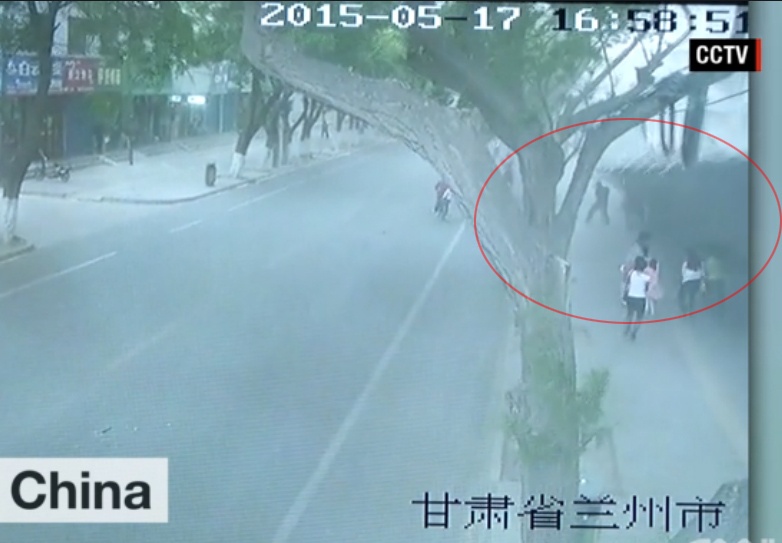 Tuong dai 20 m do sap, 9 nguoi bi de duoi gach vun hinh anh