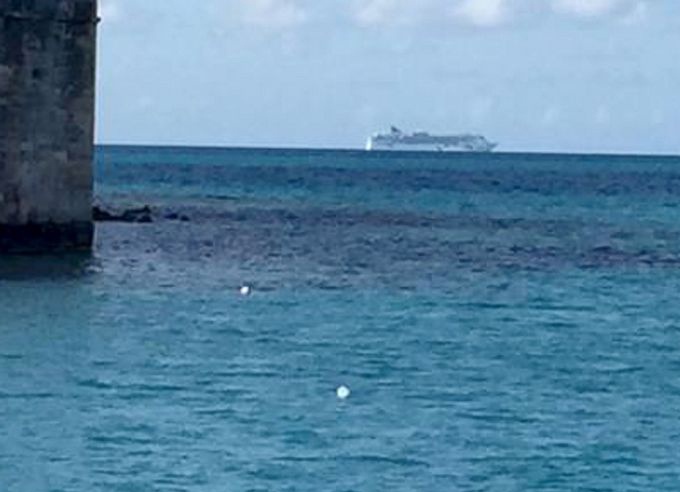 Sieu tau du lich mac ket o 'tam giac quy' Bermuda hinh anh