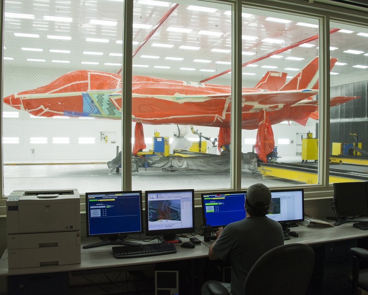 Day chuyen phun son tang hinh cho chien dau co F-35 hinh anh