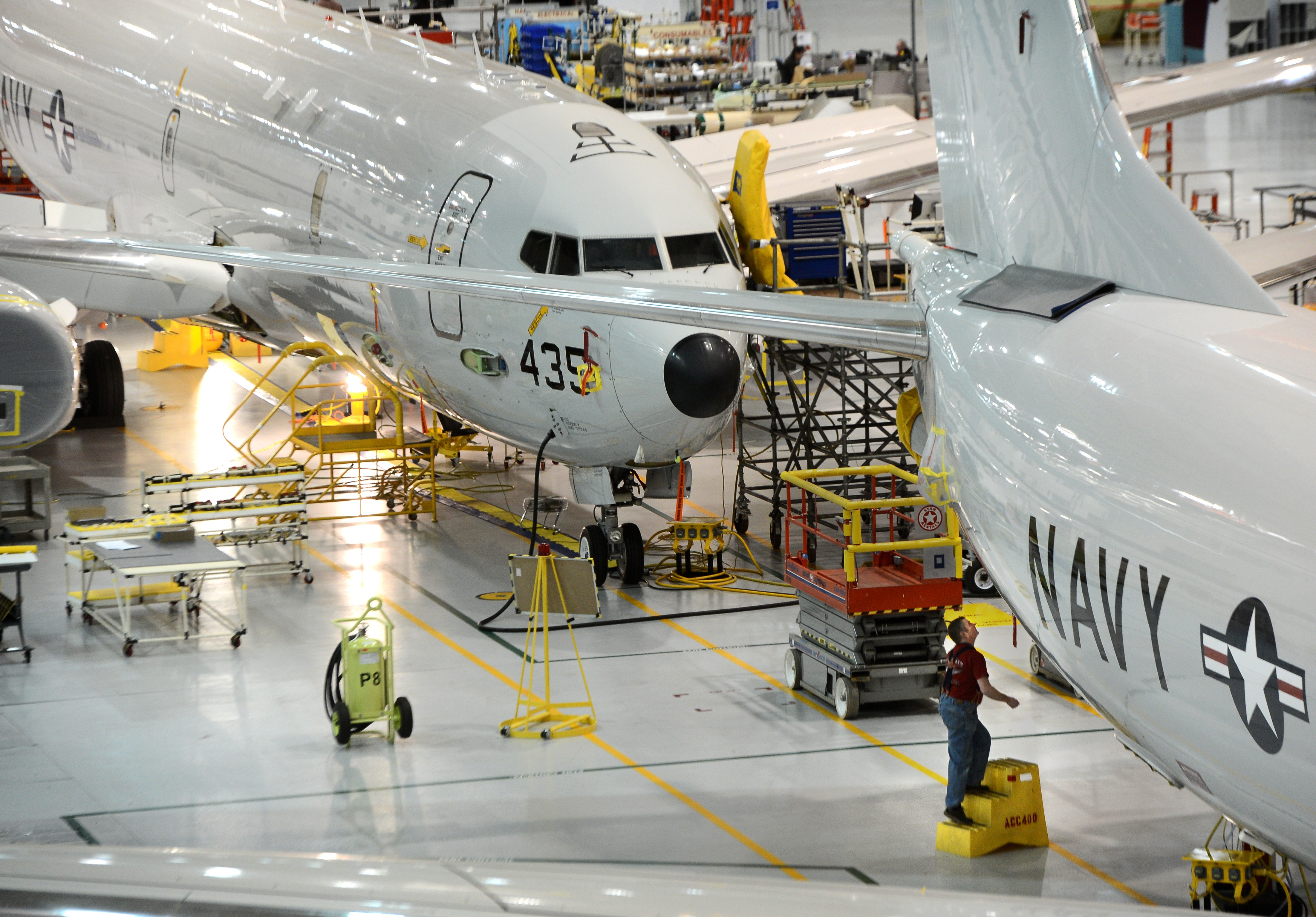 Ben trong xuong che tao phi co My tuan tra o Bien Dong hinh anh