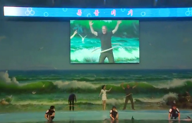 Phong vien My lac vong tren san khau Trieu Tien hinh anh