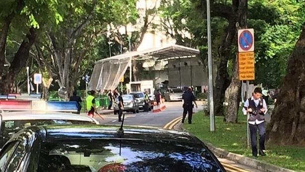 Canh sat ban chet mot nguoi ben ngoai khach san Shangri-La hinh anh