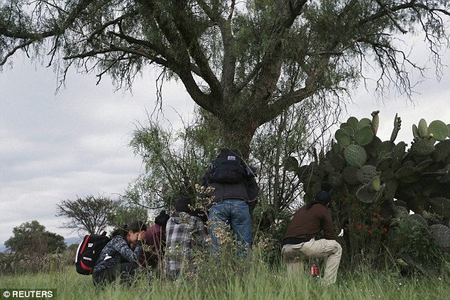 Canh nguoi di cu rinh rap de nhay tau sang My hinh anh