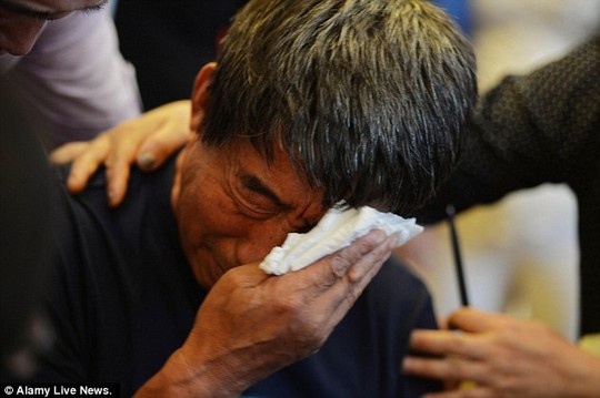 Vu lat tau Trung Quoc: Vo hy sinh de chong song sot hinh anh