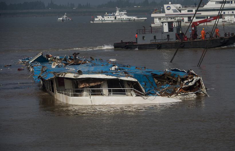 Trung Quoc lat nguoc xac tau dam tim nguoi mat tich hinh anh