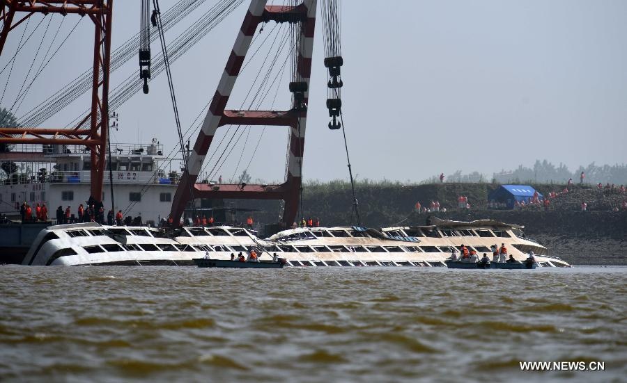 Lat nguoc xac tau du lich chim tren song Duong Tu hinh anh