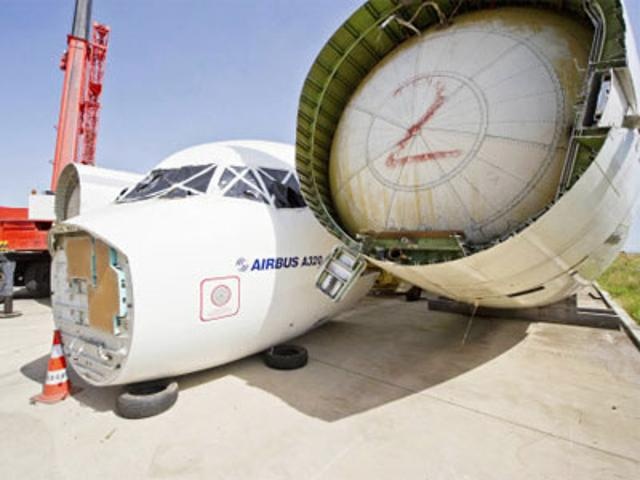 Kham pha xuong 'hoa kiep' may bay khong lo o Phap hinh anh