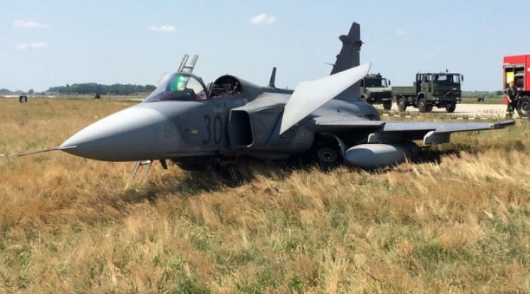 Chien dau co gap nan, phi cong thoat chet trong gang tac hinh anh