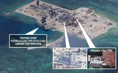 Công trường quy mô ở bãi Châu Viên từ chỗ ban đầu chỉ là một đá nhỏ (ảnh nhỏ, dưới, bên phải)