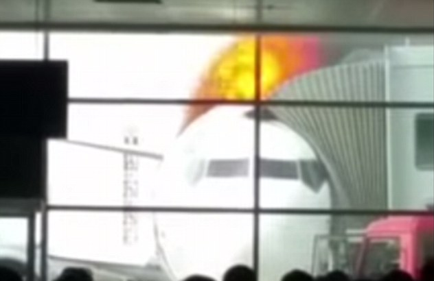 Boeing 737 boc chay giua phi truong, hanh khach hoang loan hinh anh