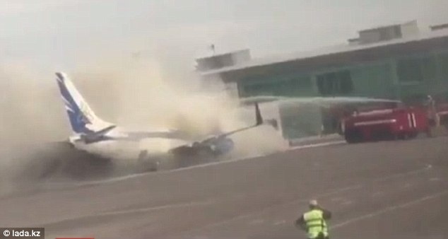 Boeing 737 boc chay giua san bay hinh anh