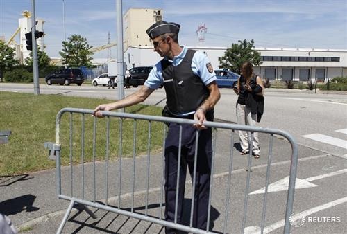 Canh sat phong toa hien truong vu khung bo o Phap hinh anh