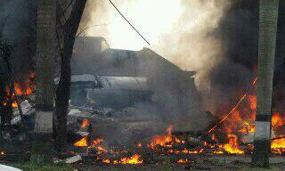 Khoi lua nghi ngut tai hien truong may bay roi hinh anh