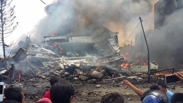 Xac may bay nat vun tai hien truong tai nan o Indonesia hinh anh