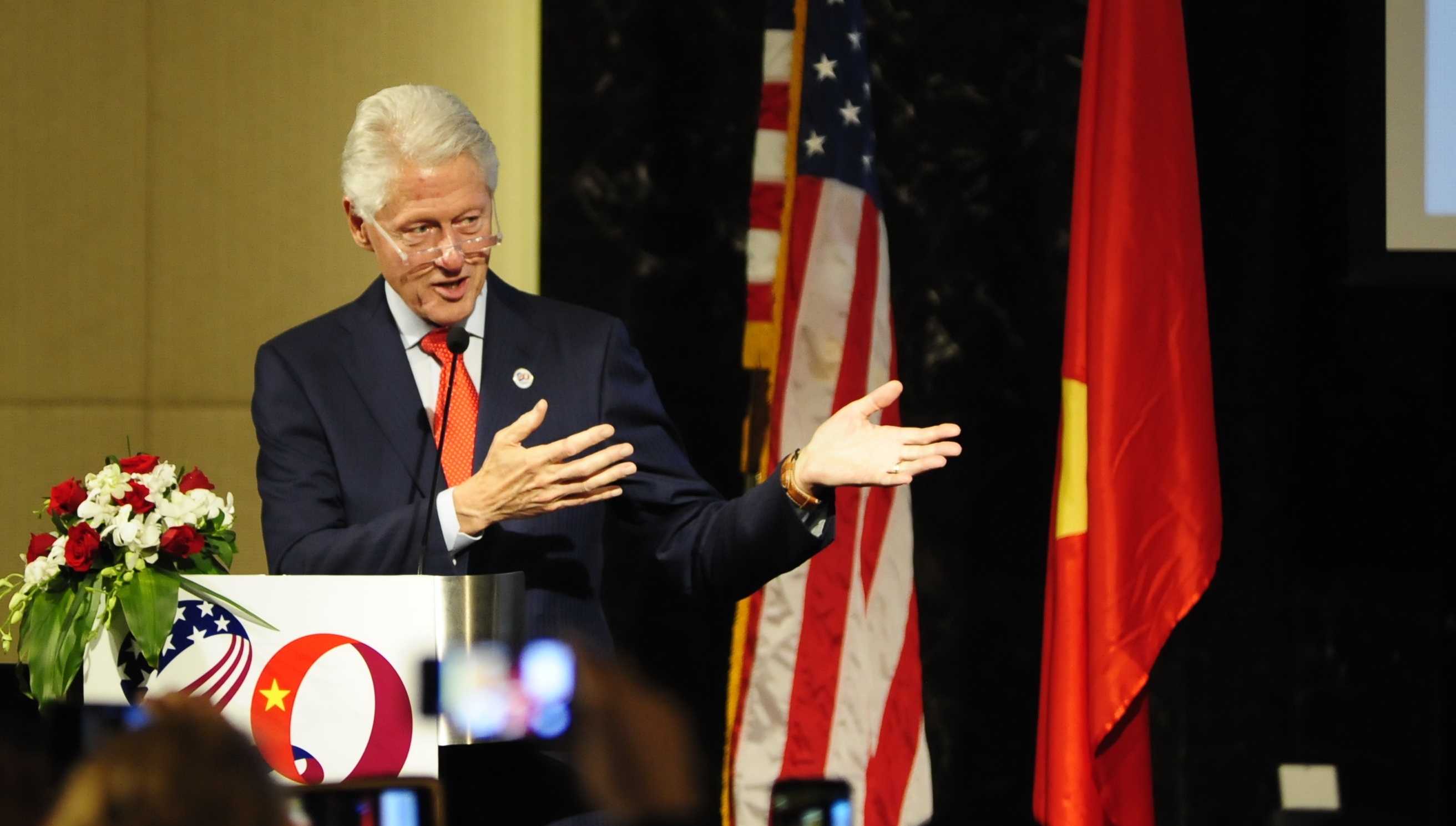 Bill Clinton: 'Viet - My hay nam lay tay nhau' hinh anh