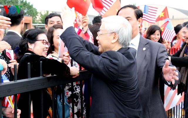 Tổng Bí thư nồng nhiệt đáp lại thịnh tình của mọi người.