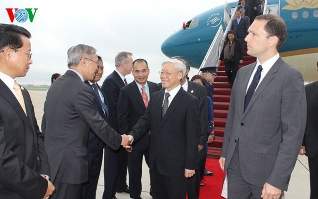 Quyền Trợ lý Bộ trưởng Bộ Ngoại giao Mỹ Scot Marciel, Đại sứ Mỹ tại Việt Nam Ted Osius cùng một số quan chức chính quyền Mỹ ra sân bay để đón đoàn.