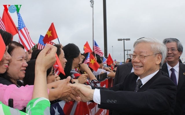 Những cái bắt tay nồng nhiệt...