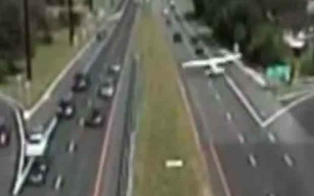 May bay lao xuong dai phan cach tren duong cao toc hinh anh