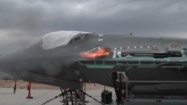 Chien dau co tang hinh F-35 thu phao da nong an duoi canh hinh anh