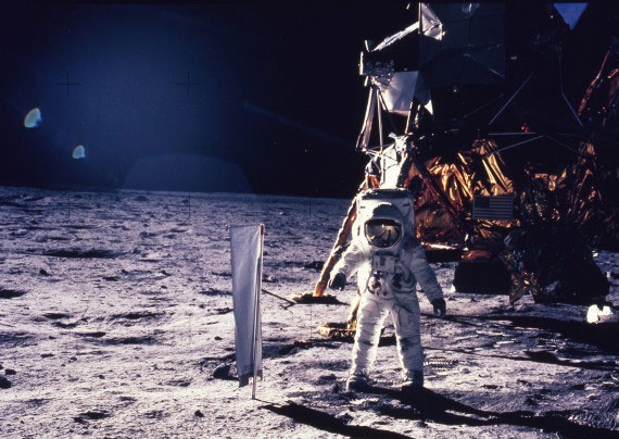 Cuoc do bo dau tien len mat trang 46 nam truoc hinh anh