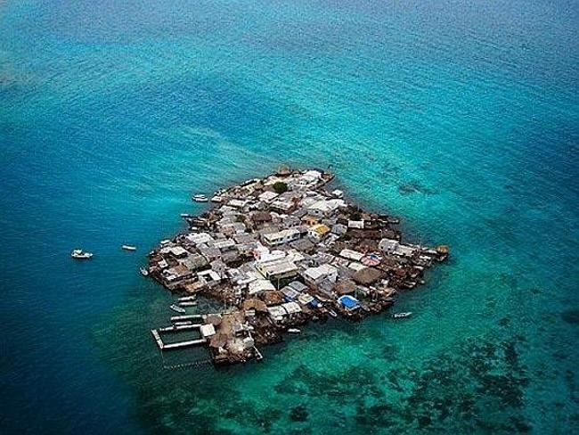 Cuộc sống ở đây được mô tả là hòa bình. Trẻ em luôn được đối xử tốt trong khi các ngôi nhà không bao giờ phải khóa cửa.