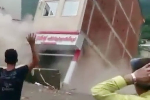 Nha cao tang do sap sau tran mua lu nghiem trong hinh anh