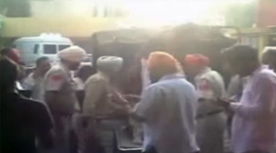 Tham sat don canh sat An Do, nhieu nguoi thuong vong hinh anh