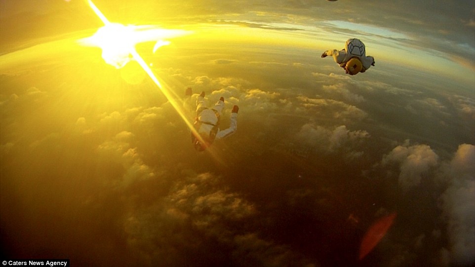 Nhay khoi may bay tu do cao 4.000 m hinh anh