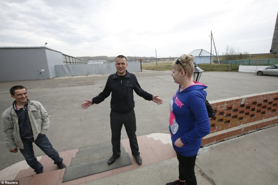 Một tù nhân không giấu được cảm xúc khi gặp vợ và người thân sau khi được phóng thích. Tất cả các gia đình tới thăm tù phải nói chuyện với người thân qua một tấm kính.