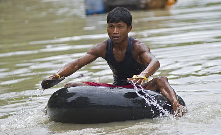 Nguoi Myanmar dung dep lam mai cheo trong dot lu lich su hinh anh