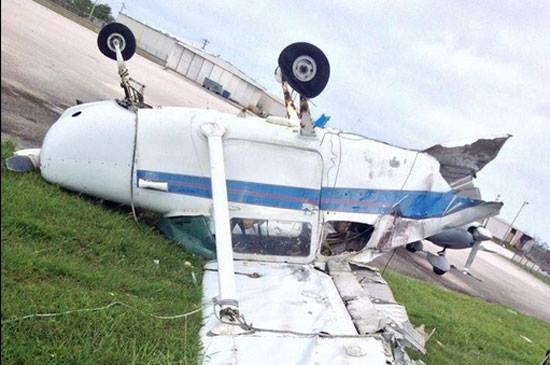 May bay nat vun trong sieu bao manh nhat nam hinh anh