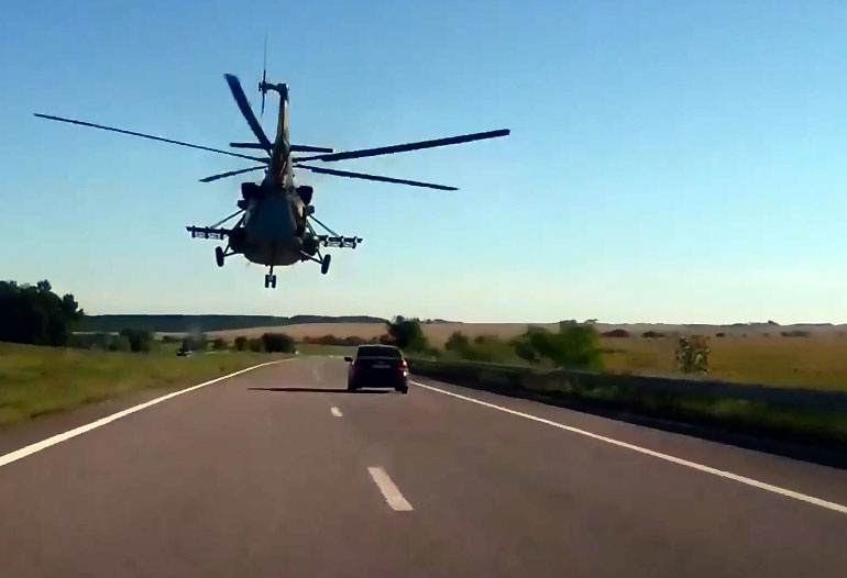 Truc thang da nhiem bay sat duong cao toc o Ukraine hinh anh