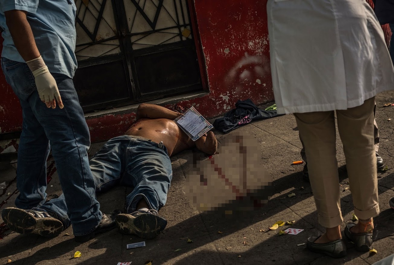 Quốc gia 6 triệu dân đang chìm trong bất ổn và bạo lực tồi tệ nhất kể từ cuộc nội chiến trong những năm 1980. Số vụ án mạng tăng vọt khi chính phủ ra lệnh trấn áp các hoạt động tội phạm tại sào huyệt của chúng trong các đô thị. Cảnh sát liên tục truy quét các khu ổ chuột nằm dưới sự cai quản của các băng đảng nhằm tiêu diệt các phần tử tội phạm nhưng chiến lược này phản tác dụng, khiến bạo lực leo thang, NYtimes đưa tin.