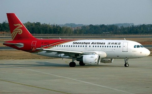 Me TQ cho con di ve sinh trong khoang hanh khach may bay hinh anh