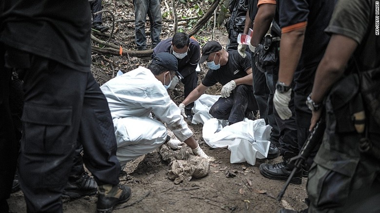 Malaysia phat hien mo tap the gan bien gioi Thai Lan hinh anh